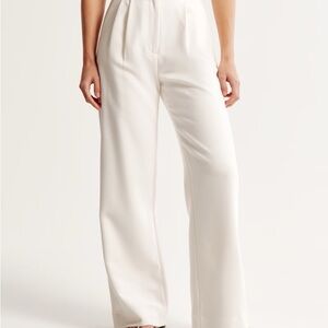 Abercrombie Tailored Pants Cream 25 0 Short! Only worn once. Great condition!